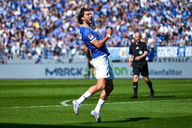 Fraser Hornby (SV Darmstadt 98, 09) bejubelt das Tor zum 1:1, GER, SV Darmstadt 98 vs. SSV Jahn Regensburg, 2. Bundesliga, Fussball, 34. Spieltag, Saison 2024 2025, 18.05.2025. DFL REGULATIONS PROHIBIT ANY USE OF PHOTOGRAPHS as IMAGE SEQUENCES and or QUASI-VIDEO. GER, SV Darmstadt 98 vs. SSV Jahn Regensburg, 2. Bundesliga, Fussball, 34. Spieltag, Saison 2024 2025, 18.05.2025. Darmstadt