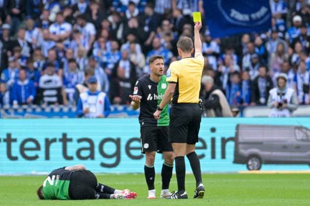 Fussball 2.Bundesliga, Hertha BSC Berlin - Hannover 96 18.05.2025, xdanx, Fussball 2.Bundesliga, Hertha BSC Berlin - Hannover 96 emspor, v.l. Enzo Leopold (Hannover 96) Gelbe Karte (DFL DFB REGULATIONS PROHIBIT ANY USE OF PHOTOGRAPHS as IMAGE SEQUENCES and or QUASI-VIDEO) Daniel Lakomski Mix1 Berlin Olympiastadion Berlin Deutschland (DEU)