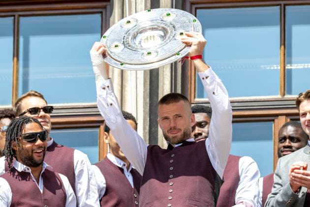 Eric Dier 15 (FC Bayern Muenchen) mit der Meisterschale, Meisterfeier, Rathausbalkon, FC Bayern Muenchen und FC Bayern Frauen, Fussball, 18.05.2025 DFB regulations prohibit any use of photographs as image sequences and or quasi-video Muenchen Bayern Deutschland