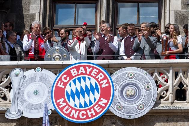 Dieter Reiter, mit dabei die Spieler sowie Vorstandsvorsitzender Jan-Christian Dreesen (FC Bayern München), Vereinspraesident Herbert Hainer (FC Bayern München), Dr. Michael Diederich, Finanzvorstand FC Bayern Muenchen AG, Meisterfeier, Rathausbalkon, FC Bayern Muenchen und FC Bayern Frauen, Fussball, 18.05.2025 DFB regulations prohibit any use of photographs as image sequences and or quasi-video Muenchen Bayern Deutschland