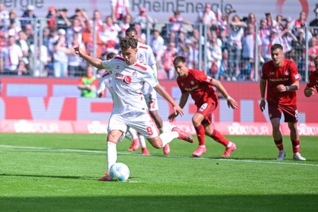 18.05.2025, Fussball, 2. Bundesliga, 34. Spieltag Saison 2024 2025, 1. FC Köln - 1. FC Kaiserslautern, Luca Waldschmidt (1. FC Köln) verschießt dem Elfmeter. xRHR-FOTO TKx