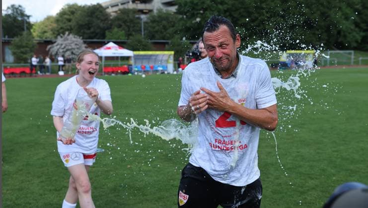 Stuttgart , Fußball Regionalliga Süd , VfB Stuttgart Frauen vs. TSV Schwaben Augsburg , von links: Linette Hofmann Trainer Heiko Gerber ( VfB )