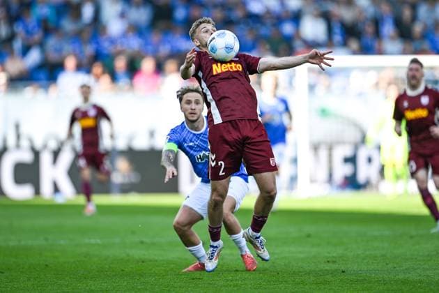 Tim Handwerker (SSV Jahn Regensburg, 02) am Ball, dahinter Luca Marseiler (SV Darmstadt 98, 08), GER, SV Darmstadt 98 vs. SSV Jahn Regensburg, 2. Bundesliga, Fussball, 34. Spieltag, Saison 2024 2025, 18.05.2025. DFL REGULATIONS PROHIBIT ANY USE OF PHOTOGRAPHS as IMAGE SEQUENCES and or QUASI-VIDEO. GER, SV Darmstadt 98 vs. SSV Jahn Regensburg, 2. Bundesliga, Fussball, 34. Spieltag, Saison 2024 2025, 18.05.2025. Darmstadt