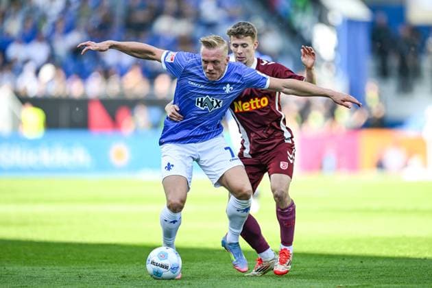 Isac Lidberg (SV Darmstadt 98, 07) im Zweikampf mit Florian Ballas (SSV Jahn Regensburg, 04), GER, SV Darmstadt 98 vs. SSV Jahn Regensburg, 2. Bundesliga, Fussball, 34. Spieltag, Saison 2024 2025, 18.05.2025. DFL REGULATIONS PROHIBIT ANY USE OF PHOTOGRAPHS as IMAGE SEQUENCES and or QUASI-VIDEO. GER, SV Darmstadt 98 vs. SSV Jahn Regensburg, 2. Bundesliga, Fussball, 34. Spieltag, Saison 2024 2025, 18.05.2025. Darmstadt