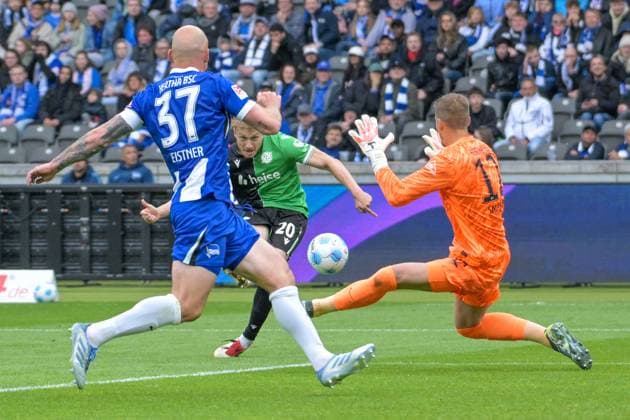 Fussball 2.Bundesliga, Hertha BSC Berlin - Hannover 96 18.05.2025, xdanx, Fussball 2.Bundesliga, Hertha BSC Berlin - Hannover 96 emspor, v.l. Toni Leistner (Hertha BSC),Jannik Dehm (Hannover 96),Dennis Smarsch (Hertha BSC Berlin), Torchance (DFL DFB REGULATIONS PROHIBIT ANY USE OF PHOTOGRAPHS as IMAGE SEQUENCES and or QUASI-VIDEO) Daniel Lakomski Mix1 Berlin Olympiastadion Berlin Deutschland (DEU)