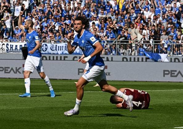 18.05.2025, xsltx, Fussball 2.Bundesliga, SV Darmstadt 98 - Jahn Regensburg v.l. Fraser Hornby (SV Darmstadt 98) jubelt über sein Tor zum 1:1 (DFL DFB REGULATIONS PROHIBIT ANY USE OF PHOTOGRAPHS as IMAGE SEQUENCES and or QUASI-VIDEO)