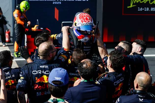 F1 - EMILIA ROMAGNA GRAND PRIX 2025 VERSTAPPEN Max (ned), Red Bull Racing RB21, portrait celebrates his victory with his team at the 400th race of Red Bull Racing team during the Formula 1 AWS Gran Premio del Made in Italy e Dell™Emilia-Romagna 2025, Emilia Romagna Grand Prix 2025, 7th round of the 2025 FIA Formula One World Championship, WM, Weltmeisterschaft from May 16 to 18, 2025 on the Autodromo Internazionale Enzo e Dino Ferrari, in Imola, Italy - ImolaItaly  Copyright: xJavierxJimenezx