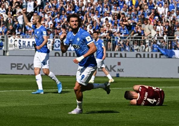 18.05.2025, xsltx, Fussball 2.Bundesliga, SV Darmstadt 98 - Jahn Regensburg v.l. Fraser Hornby (SV Darmstadt 98) jubelt über sein Tor zum 1:1 (DFL DFB REGULATIONS PROHIBIT ANY USE OF PHOTOGRAPHS as IMAGE SEQUENCES and or QUASI-VIDEO)