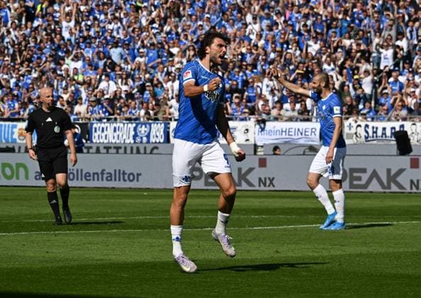 18.05.2025, xsltx, Fussball 2.Bundesliga, SV Darmstadt 98 - Jahn Regensburg v.l. Fraser Hornby (SV Darmstadt 98) jubelt über sein Tor zum 1:1 (DFL DFB REGULATIONS PROHIBIT ANY USE OF PHOTOGRAPHS as IMAGE SEQUENCES and or QUASI-VIDEO)
