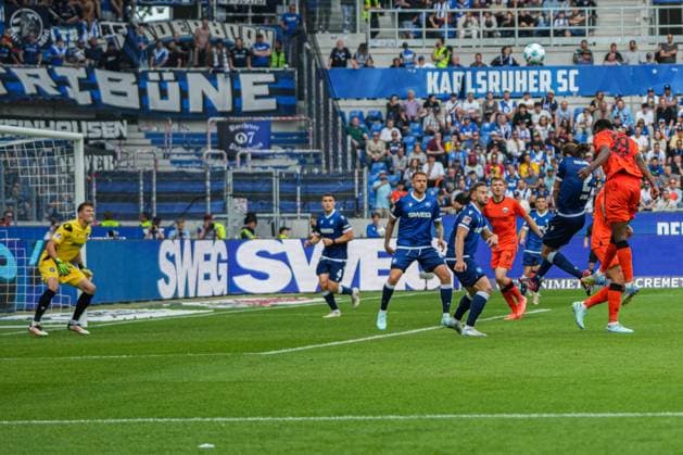 2. Fussball Bundesliga, Karlsruher SC - SC Paderborn 07, 18.05.2025 Ilyas Ansah (SC Paderborn 29) mit einem Kopfball Richtung Tor 2. Fussball Bundesliga, Karlsruher SC - SC Paderborn 07; BBBank Wildpark Karlsruhe, 18.05.2025 DFB DFL REGULATIONS PROHIBIT ANY USE OF PHOTOGRAPHS AS IMAGE SEQUENCES AND OR QUASI-VIDEO.