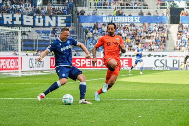 2. Fussball Bundesliga, Karlsruher SC - SC Paderborn 07, 18.05.2025 Zweikampf zwischen Robin Bormuth (Karlsruher SC 32) und Adriano Grimaldi (SC Paderborn 39) 2. Fussball Bundesliga, Karlsruher SC - SC Paderborn 07; BBBank Wildpark Karlsruhe, 18.05.2025 DFB DFL REGULATIONS PROHIBIT ANY USE OF PHOTOGRAPHS AS IMAGE SEQUENCES AND OR QUASI-VIDEO.
