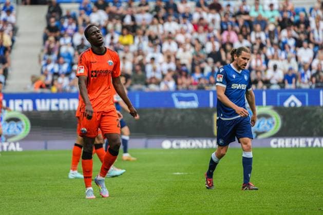 2. Fussball Bundesliga, Karlsruher SC - SC Paderborn 07, 18.05.2025 Ilyas Ansah (SC Paderborn 29) nach vergebenem Kopfball 2. Fussball Bundesliga, Karlsruher SC - SC Paderborn 07; BBBank Wildpark Karlsruhe, 18.05.2025 DFB DFL REGULATIONS PROHIBIT ANY USE OF PHOTOGRAPHS AS IMAGE SEQUENCES AND OR QUASI-VIDEO.