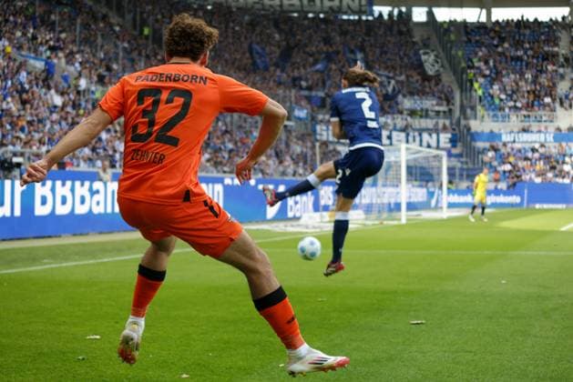 18.05.2025, xhettx, Fussball 2.Bundesliga, Karlsruher SC - SC Paderborn 07 v.l. die Flanke von Aaron Zehnter (SC Padaborn 07, 32) wird von Sebastian Jung (Karlsruhe SC, 2) geblockt (DFL DFB REGULATIONS PROHIBIT ANY USE OF PHOTOGRAPHS as IMAGE SEQUENCES and or QUASI-VIDEO)