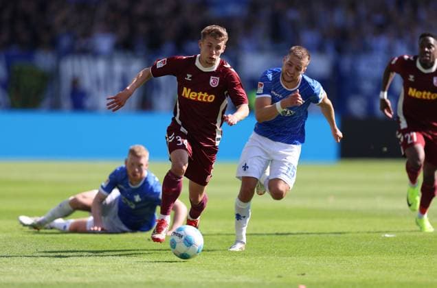 18.05.2025, xdcx, Fussball 2. Bundesliga, SV Darmstadt 98 - SSV Jahn Regensburg, emonline, emspor, despor, v.l., Anssi Suhonen (SSV Jahn Regensburg), Fabian Nürnberger (SV Darmstadt 98) DFL DFB REGULATIONS PROHIBIT ANY USE OF PHOTOGRAPHS AS IMAGE SEQUENCES AND OR QUASI-VIDEO.