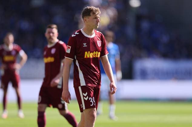 18.05.2025, xdcx, Fussball 2. Bundesliga, SV Darmstadt 98 - SSV Jahn Regensburg, emonline, emspor, despor, v.l., Dejan Galjen (SSV Jahn Regensburg) enttaeuscht, enttaeuscht schauend, dissapointed, traurig, frustiert, frust, gefrustet DFL DFB REGULATIONS PROHIBIT ANY USE OF PHOTOGRAPHS AS IMAGE SEQUENCES AND OR QUASI-VIDEO.