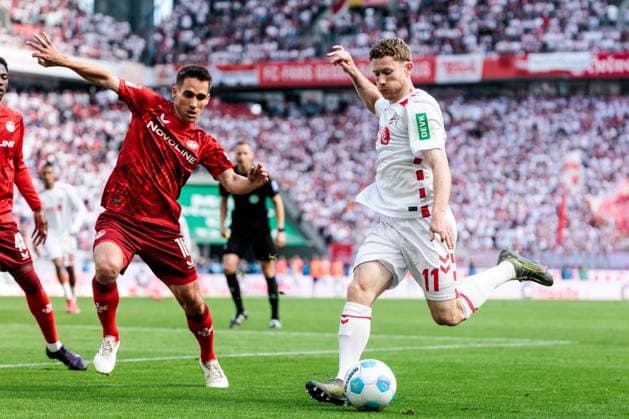 Sport Bilder des Tages 2.? ?Fußball Bundesliga, 1. FC Köln - 1. FC Kaiserslautern, 18.05.2025 Zweikampf Philipp Klement (1. FC Kaiserslautern, 10), Florian Kainz (1. FC Köln, 11) 2. Fußball Bundesliga, 1. FC Köln - 1. FC Kaiserslautern, Köln, RheinEnergiestadion am 18.05.2025 DFL REGULATIONS PROHIBIT ANY USE OF PHOTOGRAPHS AS IMAGE SEQUENCES AND OR QUASI-VIDEO.