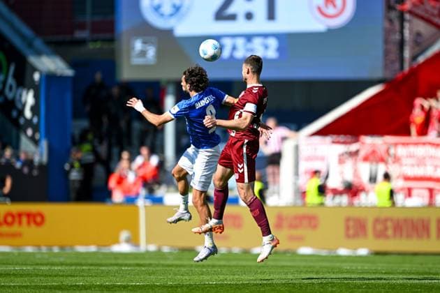 Fraser Hornby (SV Darmstadt 98, 09) im Zweikampf mit Florian Ballas (SSV Jahn Regensburg, 04), GER, SV Darmstadt 98 vs. SSV Jahn Regensburg, 2. Bundesliga, Fussball, 34. Spieltag, Saison 2024 2025, 18.05.2025. DFL REGULATIONS PROHIBIT ANY USE OF PHOTOGRAPHS as IMAGE SEQUENCES and or QUASI-VIDEO. GER, SV Darmstadt 98 vs. SSV Jahn Regensburg, 2. Bundesliga, Fussball, 34. Spieltag, Saison 2024 2025, 18.05.2025. Darmstadt