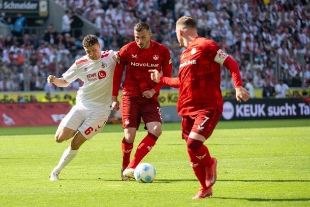 18.05.2025, Fussball: 2. Bundesliga, Saison 2024 2025, 34. Spieltag, 1. FC Koeln - 1. FC Kaiserslautern im RheinEnergieStadion in Koeln. Zweikampf zwischen Eric Martel (1. FC Koeln, 06) und Luca Sirch (1. FC Kaiserslautern, 31). Wichtiger Hinweis: Gemaess den Vorgaben der DFL Deutsche Fussball Liga bzw. des DFB Deutscher Fussball-Bund ist es untersagt, in dem Stadion und oder vom Spiel angefertigte Fotoaufnahmen in Form von Sequenzbildern und oder videoaehnlichen Fotostrecken zu verwerten bzw. verwerten zu lassen. Foto: Kirchner-Media Thomas Haesler