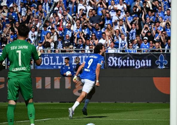 18.05.2025, xsltx, Fussball 2.Bundesliga, SV Darmstadt 98 - Jahn Regensburg v.l. Felix Gebhardt (SSV Jahn Regensburg), Fraser Hornby (SV Darmstadt 98) bejubelt sein Tor zum 2:1 (DFL DFB REGULATIONS PROHIBIT ANY USE OF PHOTOGRAPHS as IMAGE SEQUENCES and or QUASI-VIDEO)