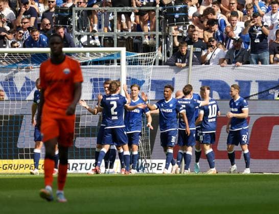 18.05.2025, xhettx, Fussball 2.Bundesliga, Karlsruher SC - SC Paderborn 07 v.l. jubel um das 3:0 von Marcel Franke (Karlsruhe SC, 28) (DFL DFB REGULATIONS PROHIBIT ANY USE OF PHOTOGRAPHS as IMAGE SEQUENCES and or QUASI-VIDEO)