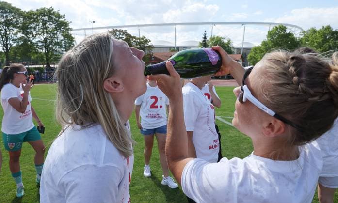 Stuttgart , Fußball Regionalliga Süd , VfB Stuttgart Frauen vs. TSV Schwaben Augsburg , von links: Lisa Lang leonie Maier ( VfB )