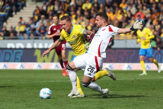 Braunschweig vs. Nürnberg, 2. BL Braunschweig, 18.05.2025, FUßBALL - Eintracht Braunschweig vs. 1. FC Nürnberg, 2. BL, Saison 2024 25. Sebastian Polter (Eintracht Braunschweig), Torwart Christian Mathenia (1.FC Nürnberg) Braunschweig