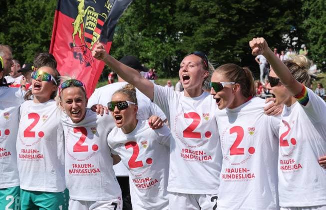 Stuttgart , Fußball Regionalliga Süd , VfB Stuttgart Frauen vs. TSV Schwaben Augsburg , von links: Kiara Beck Mandy Islacker leonie Maier Meike Meßmer Julia Glaser Jans Beuschlein ( VfB )