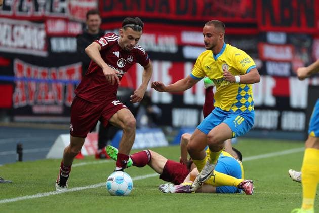 Braunschweig vs. Nürnberg, 2. BL Braunschweig, 18.05.2025, FUßBALL - Eintracht Braunschweig vs. 1. FC Nürnberg, 2. BL, Saison 2024 25. Berkay Yilmaz (1.FC Nürnberg), Marvin RittmuÌˆller (Eintracht Braunschweig) Braunschweig