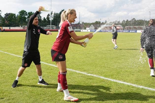 27.04.2025 - Fussball - Saison 2024 2025 - 2. Frauen - Fussball - Bundesliga - 26. Spieltag: 1. FC Nürnberg FCN ( Club Clubfrauen ) - FC Bayern München II ( FCB ) - Sportfoto Zink ChPr - xdcxcpx - Alan Niksic (Zeugwart 1. FC Nürnberg FCN ), Medina Desic (10, 1. FC Nürnberg FCN )