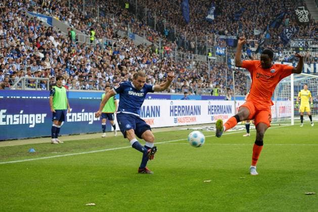 18.05.2025, xhettx, Fussball 2.Bundesliga, Karlsruher SC - SC Paderborn 07 v.l. Sebastian Jung (Karlsruhe SC, 2) will klären, wird aber von Ilyas Ansah (SC Padaborn 07, 29) geblockt (DFL DFB REGULATIONS PROHIBIT ANY USE OF PHOTOGRAPHS as IMAGE SEQUENCES and or QUASI-VIDEO)