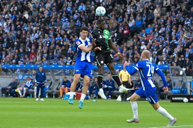 Fussball 2.Bundesliga, Hertha BSC Berlin - Hannover 96 18.05.2025, xdanx, Fussball 2.Bundesliga, Hertha BSC Berlin - Hannover 96 emspor, v.l. Ibrahim Maza (Hertha BSC),Noël Asà ko Nkili (Hannover 96),Zweikampf, Duell, Kampf, tackle (DFL DFB REGULATIONS PROHIBIT ANY USE OF PHOTOGRAPHS as IMAGE SEQUENCES and or QUASI-VIDEO) Daniel Lakomski Mix1 Berlin Olympiastadion Berlin Deutschland (DEU)