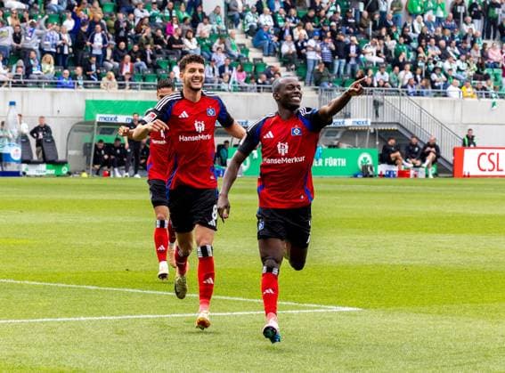 Torjubel von Jean-Luc Dompe 7 (Hamburger SV) nach seinem Ausgleichtor zum 1:1, Spvgg Greuther Fuerth vs. Hamburger SV Fussball, 2. Bundesliga, DFL, Saison 2024 2025, Rueckrunde, 34. Spieltag, 18.05.2025 DFB regulations prohibit any use of photographs as image sequences and or quasi-video