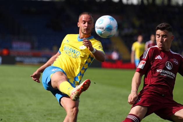 Braunschweig vs. Nürnberg, 2. BL Braunschweig, 18.05.2025, FUßBALL - Eintracht Braunschweig vs. 1. FC Nürnberg, 2. BL, Saison 2024 25. Marvin RittmuÌˆller (Eintracht Braunschweig), Danilo Soares (1.FC Nürnberg) Braunschweig