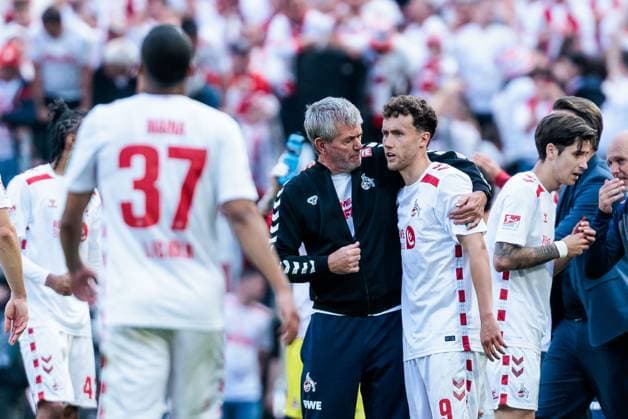 2.? ?Fußball Bundesliga, 1. FC Köln - 1. FC Kaiserslautern, 18.05.2025 Jubel zum 3:0 durch Florian Kainz (1. FC Köln, 11) Friedhelm Funkel (Cheftrainer, Trainer 1. FC Köln) umarmt Luca Waldschmidt (1. FC Köln, 9) 2. Fußball Bundesliga, 1. FC Köln - 1. FC Kaiserslautern, Köln, RheinEnergiestadion am 18.05.2025 DFL REGULATIONS PROHIBIT ANY USE OF PHOTOGRAPHS AS IMAGE SEQUENCES AND OR QUASI-VIDEO.