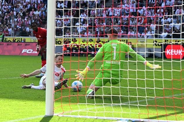 Florian Kainz (1. FC Koeln) Tor zum 3:0 waehrend des Spiels der 2. Bundesliga zwischen 1. FC Köln und 1. FC Kaiserslautern im RheinEnergieStadion am 18. May 2025 in Köln, Deutschland. (Foto von Ralf Treese DeFodi Images) +++ Florian Kainz (1. FC Koeln) celebrates after scoring his team™s third goal during the 2. Bundesliga match between 1. FC Köln and 1. FC Kaiserslautern at RheinEnergieStadion on May 18, 2025 in Cologne, Germany. (Photo by Ralf Treese DeFodi Images) DFB DFL REGULATIONS PROHIBIT ANY USE OF PHOTOGRAPHS AS IMAGE SEQUENCES AND OR QUASI-VIDEO. (Photo by Ralf Treese DeFodi Images)