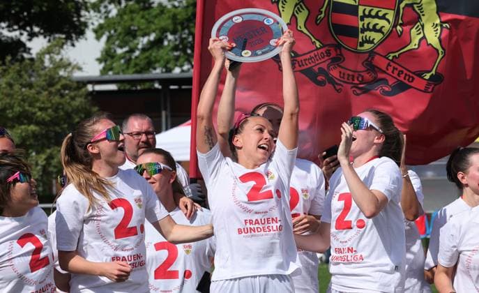 Stuttgart , Fußball Regionalliga Süd , VfB Stuttgart Frauen vs. TSV Schwaben Augsburg , Mandy Islacker ( VfB ) mit Schale
