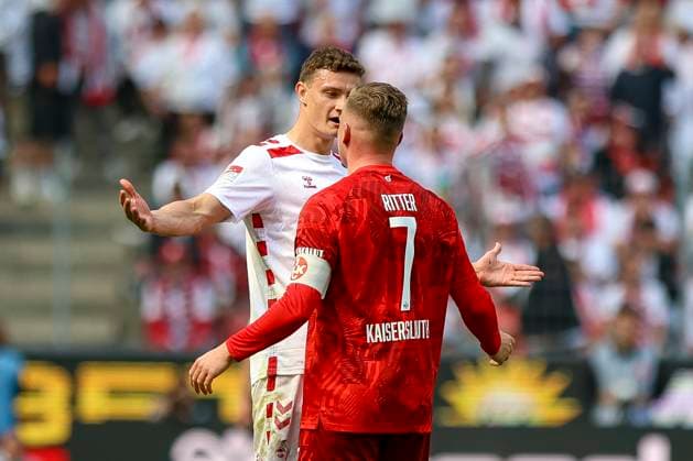 Köln, Deutschland, 18.05.25: Eric Martel (1. FC Köln) und Marlon Ritter (1. FC Kaiserslautern) stehen Stirn an Stirn waehrend des Spiels der 2. Bundesliga zwischen 1. FC Köln vs 1. FC Kaiserslautern im RheinEnergieStadion Köln RheinEnergieStadion North Rhine-Westphalia Germany