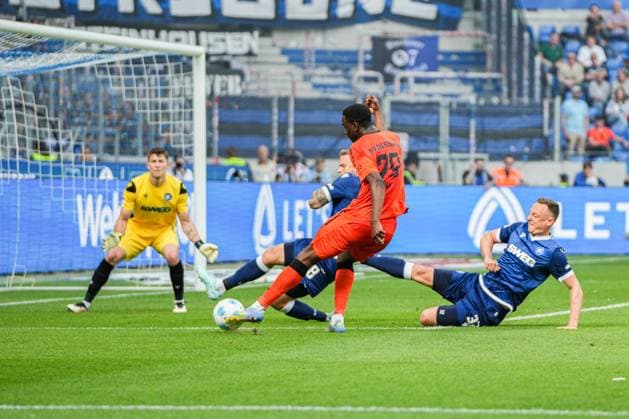 2. Fussball Bundesliga, Karlsruher SC - SC Paderborn 07, 18.05.2025 Ilyas Ansah (SC Paderborn 29) mit einem Schuss knapp neben das Tor 2. Fussball Bundesliga, Karlsruher SC - SC Paderborn 07; BBBank Wildpark Karlsruhe, 18.05.2025 DFB DFL REGULATIONS PROHIBIT ANY USE OF PHOTOGRAPHS AS IMAGE SEQUENCES AND OR QUASI-VIDEO.