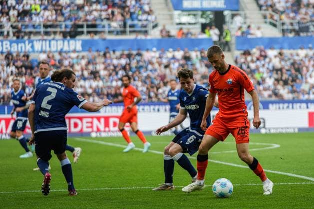 2. Fussball Bundesliga, Karlsruher SC - SC Paderborn 07, 18.05.2025 Zweikampf zwischen Sebastian Klaas (SC Paderborn 26) und Jensen Leon (Karlsruher SC 6) 2. Fussball Bundesliga, Karlsruher SC - SC Paderborn 07; BBBank Wildpark Karlsruhe, 18.05.2025 DFB DFL REGULATIONS PROHIBIT ANY USE OF PHOTOGRAPHS AS IMAGE SEQUENCES AND OR QUASI-VIDEO.