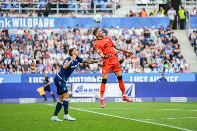 2. Fussball Bundesliga, Karlsruher SC - SC Paderborn 07, 18.05.2025 Marcel Hoffmeier (SC Paderborn 33) mit einem Kopfball 2. Fussball Bundesliga, Karlsruher SC - SC Paderborn 07; BBBank Wildpark Karlsruhe, 18.05.2025 DFB DFL REGULATIONS PROHIBIT ANY USE OF PHOTOGRAPHS AS IMAGE SEQUENCES AND OR QUASI-VIDEO.
