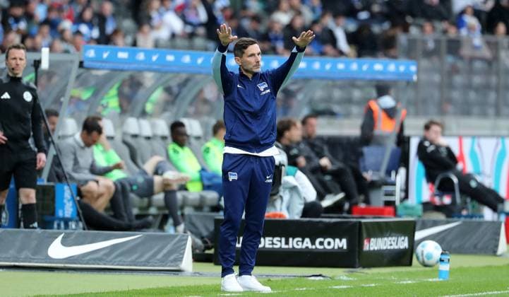Trainer Stefan Leitl zeigend, gestikulierend Einzelbild Freisteller Aktion Fußball Fussball DFL 2.Bundesliga Herren 34. Spieltag Saison 2024 2025 18.05.2025 Hertha BSC Berlin vs. Hannover 96 DFL regulations prohibit any use of photographs as image sequences and or quasi-video
