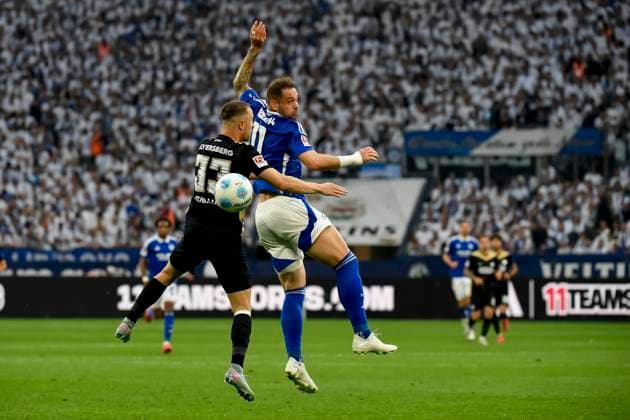 Pierre-Michel Lasogga (FC Schalke 04) und Maurice Neubauer (SV 07 Elversberg) im Kampf um den Ball waehrend des Spiels der 2. Bundesliga zwischen FC Schalke 04 und SV 07 Elversberg, Veltins Arena am 18. May 2025 in Gelsenkirchen, Deutschland. (Foto von Max Maiwald DeFodi Images) +++ Pierre-Michel Lasogga (FC Schalke 04) und Maurice Neubauer (SV 07 Elversberg) battle for the ball during the Second Bundesliga match between FC Schalke 04 and SV 07 Elversberg at Veltins Arena on May 18, 2025 in Gelsenkirchen Germany. (Photo by Max Maiwald DeFodi Images) DFL regulations prohibit any use of photographs as image sequences and or quasi-video. (Photo by Max Maiwald DeFodi Images)