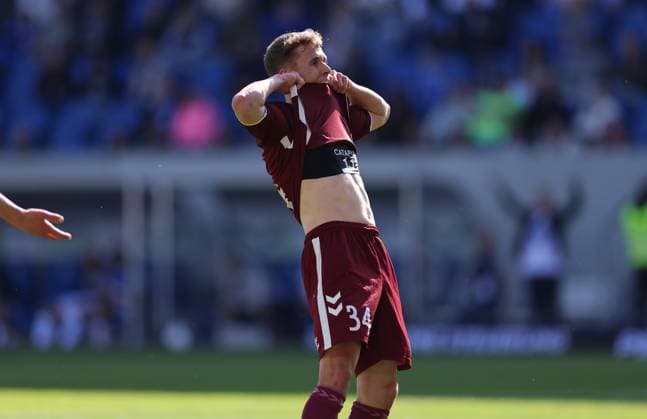 18.05.2025, xdcx, Fussball 2. Bundesliga, SV Darmstadt 98 - SSV Jahn Regensburg, emonline, emspor, despor, v.l., Anssi Suhonen (SSV Jahn Regensburg) enttaeuscht, enttaeuscht schauend, dissapointed, traurig, frustiert, frust, gefrustet DFL DFB REGULATIONS PROHIBIT ANY USE OF PHOTOGRAPHS AS IMAGE SEQUENCES AND OR QUASI-VIDEO.