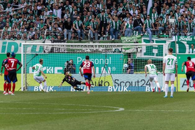 Das 2:1 per Elfmeter durch Felix Klaus 30 (Spvgg Greuther Fuerth), Spvgg Greuther Fuerth vs. Hamburger SV Fussball, 2. Bundesliga, DFL, Saison 2024 2025, Rueckrunde, 34. Spieltag, 18.05.2025 DFB regulations prohibit any use of photographs as image sequences and or quasi-video