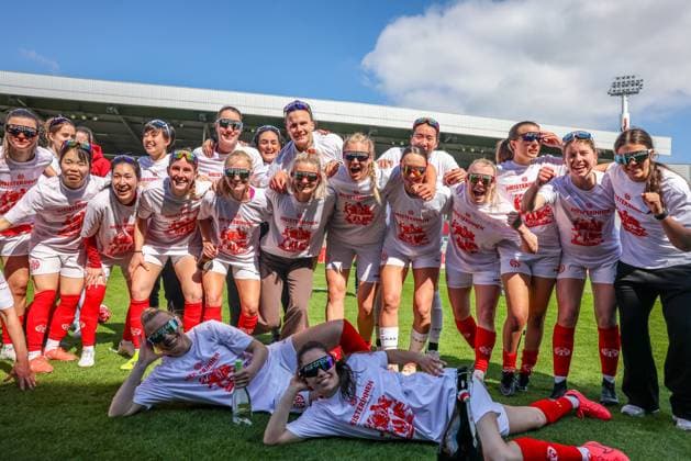 GER, Mainz, FSV Mainz 05 vs 1. FC Saarbrücken, Regionalliga, Fussball, DFB, Spielzeit 2024 2025, Bruchwegstadion, 21. Spieltag, im Bild: Die Frauen von FSV Mainz 05 feiern die Meisterschaft der Regionalliga DFB DFL REGULATIONS PROHIBIT ANY USE OF PHOTOGRAPHS AS IMAGE SEQUENCES AND OR QUASI-VIDEO, 17.05.2025, Copyright: HMBxMedia HendrikxHamelau
