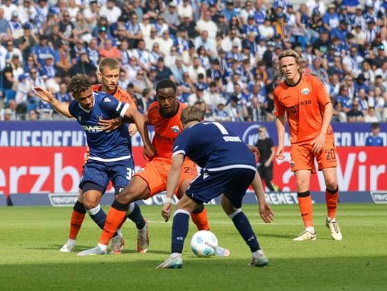 18.05.2025, xhettx, Fussball 2.Bundesliga, Karlsruher SC - SC Paderborn 07 v.l. BambasÃ ContÃ (Karlsruhe SC, 31) und DÅ¾enis BurniÄ‡ (Karlsruhe SC, 7) stellen Ilyas Ansah (SC Padaborn 07, 29) (DFL DFB REGULATIONS PROHIBIT ANY USE OF PHOTOGRAPHS as IMAGE SEQUENCES and or QUASI-VIDEO)