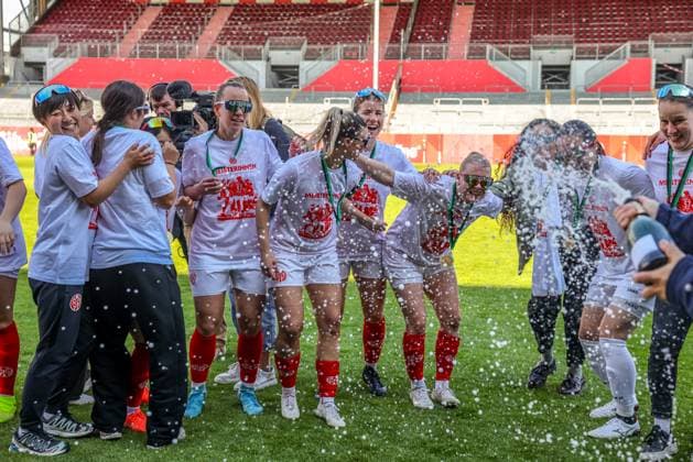 GER, Mainz, FSV Mainz 05 vs 1. FC Saarbrücken, Regionalliga, Fussball, DFB, Spielzeit 2024 2025, Bruchwegstadion, 21. Spieltag, im Bild: Die Frauen von FSV Mainz 05 feiern die Meisterschaft der Regionalliga DFB DFL REGULATIONS PROHIBIT ANY USE OF PHOTOGRAPHS AS IMAGE SEQUENCES AND OR QUASI-VIDEO, 17.05.2025, Copyright: HMBxMedia HendrikxHamelau