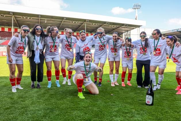 GER, Mainz, FSV Mainz 05 vs 1. FC Saarbrücken, Regionalliga, Fussball, DFB, Spielzeit 2024 2025, Bruchwegstadion, 21. Spieltag, im Bild: Die Frauen von FSV Mainz 05 feiern die Meisterschaft der Regionalliga DFB DFL REGULATIONS PROHIBIT ANY USE OF PHOTOGRAPHS AS IMAGE SEQUENCES AND OR QUASI-VIDEO, 17.05.2025, Copyright: HMBxMedia HendrikxHamelau