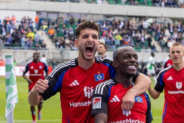 Torjubel von Jean-Luc Dompe 7 (Hamburger SV) nach seinem Ausgleichtor zum 1:1, Spvgg Greuther Fuerth vs. Hamburger SV Fussball, 2. Bundesliga, DFL, Saison 2024 2025, Rueckrunde, 34. Spieltag, 18.05.2025 DFB regulations prohibit any use of photographs as image sequences and or quasi-video