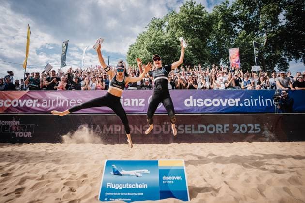 Beachvolleyball Frauen Allianz German Beach Tour 2025 Tourstop Düsseldorf 18.05.2025 v.l. Cinja Tillmann und Svenja Müller gewinnen das Turnier in Düsseldorf und jubeln Düsseldorf Robert-Lehr-Ufer Nordrhein-Westfalen Deutschland